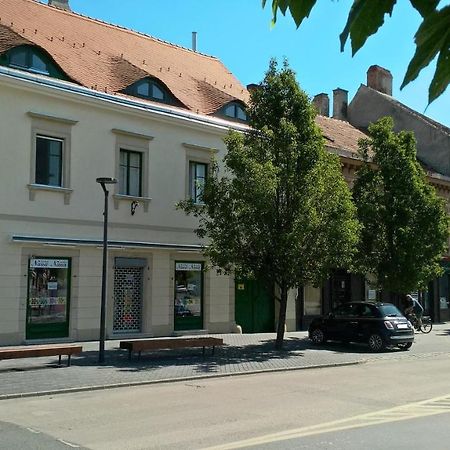Belváros Apartmanház Sopron Esterno foto